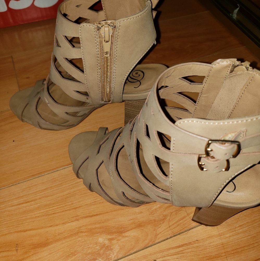 Heels - Picture 2 of 3